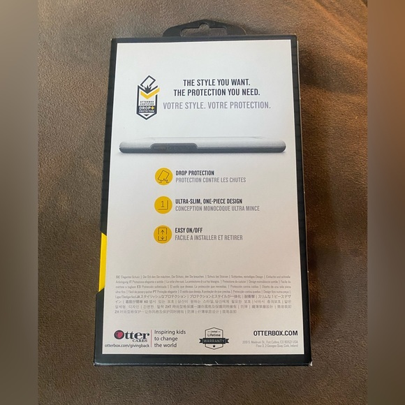 iPhone 11 Pro Max and iPhone Xs Max Otterbox Case
Symmetry Series Clear - Picture 4 of 4